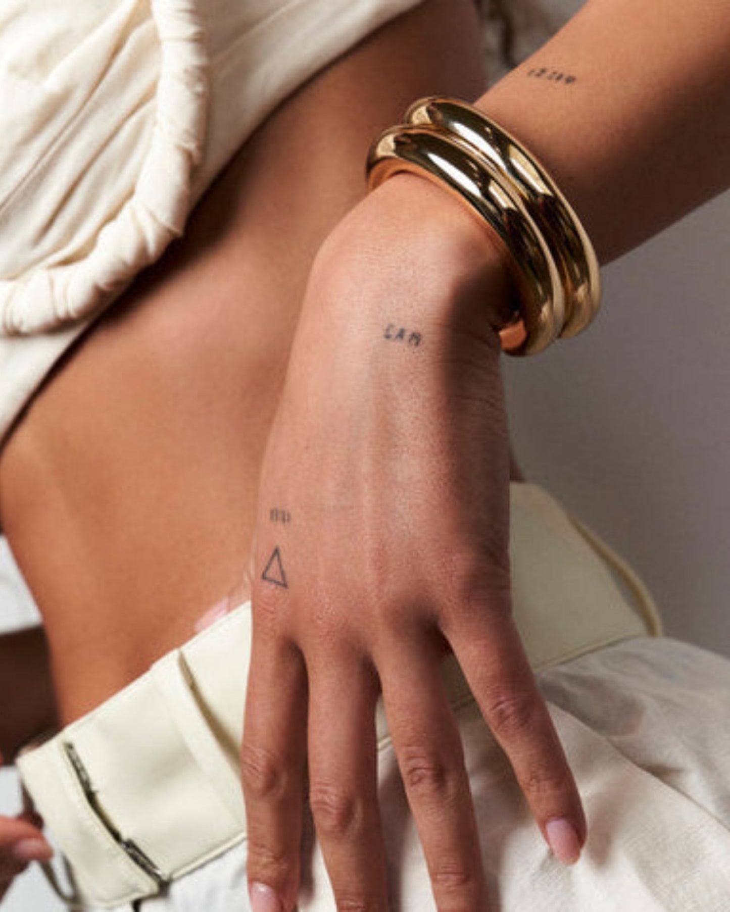 Gold_Elise_Line_Bangle_2