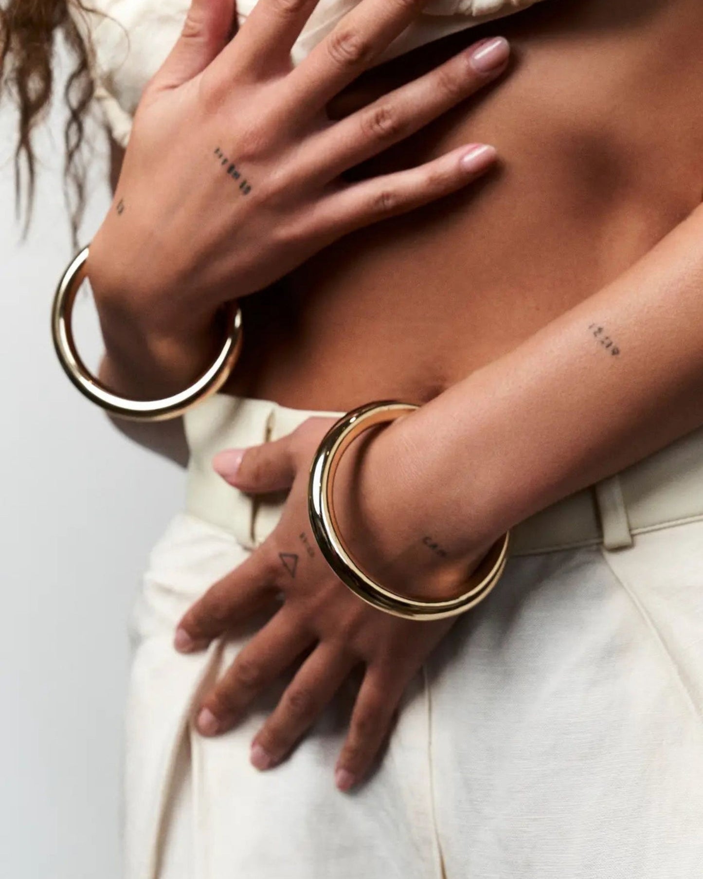 Gold_Elise_Line_Bangle_3