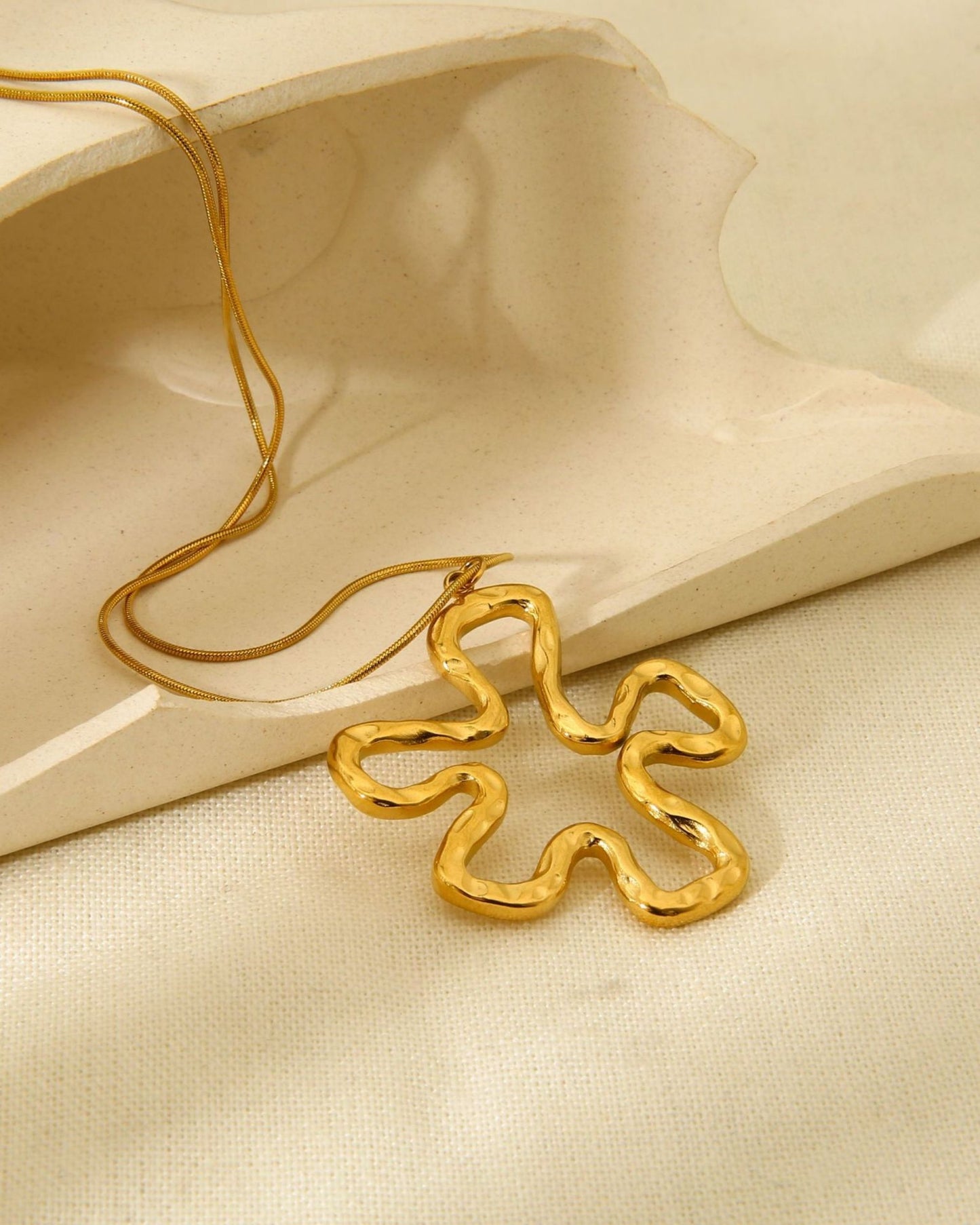 Gold_Fleur_Pendant_Necklace_2