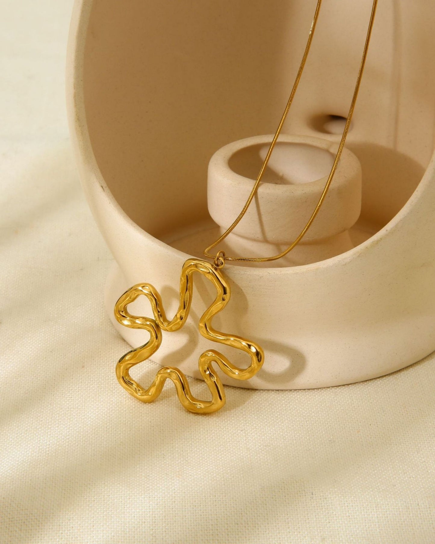 Gold_Fleur_Pendant_Necklace_3