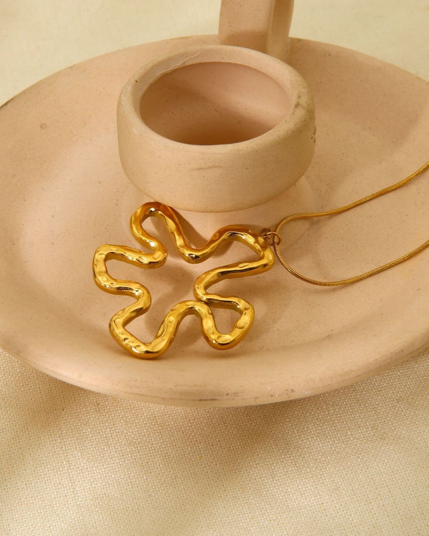 Gold_Fleur_Pendant_Necklace_4
