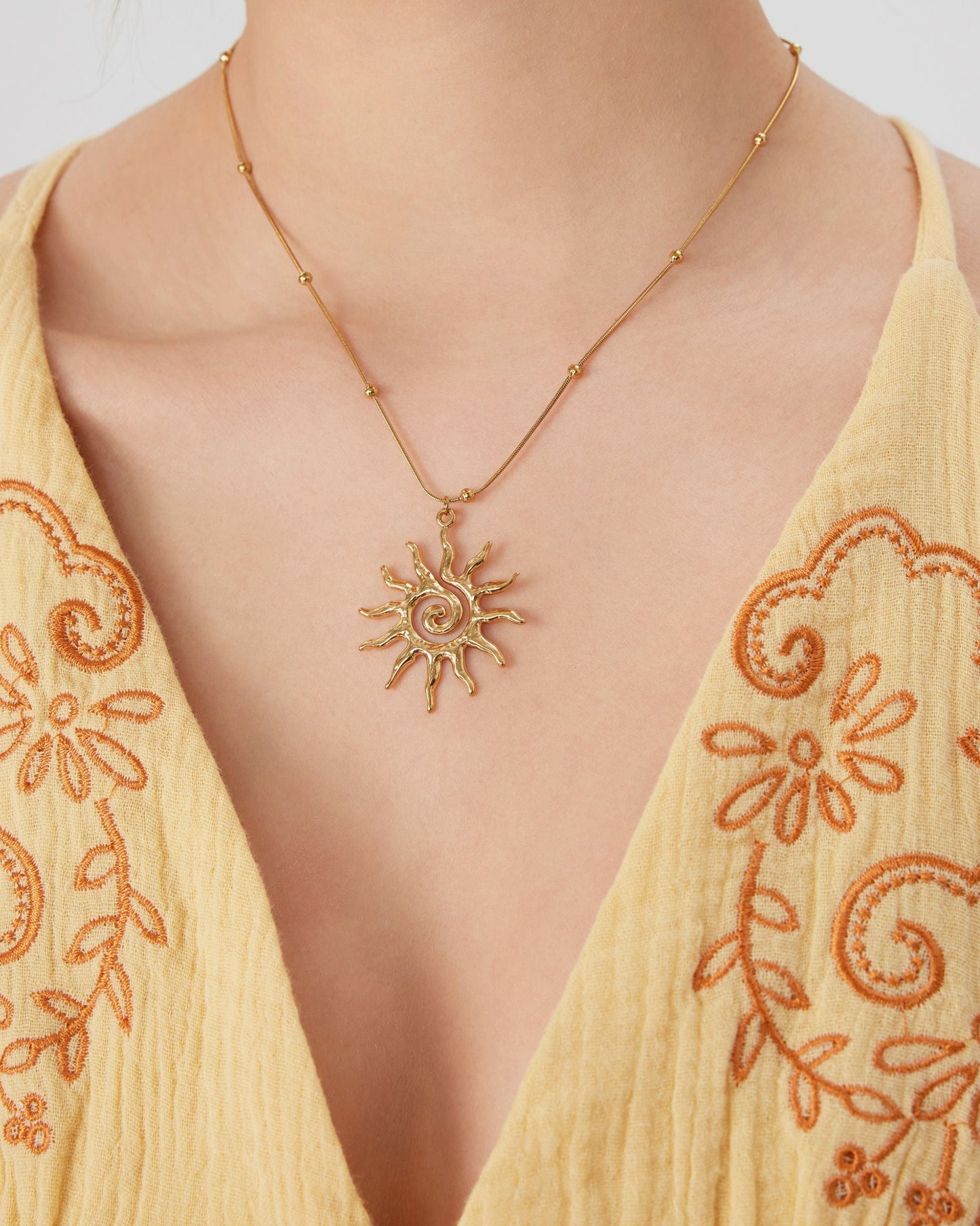 Gold_Helios_Glow_Pendant_Necklace