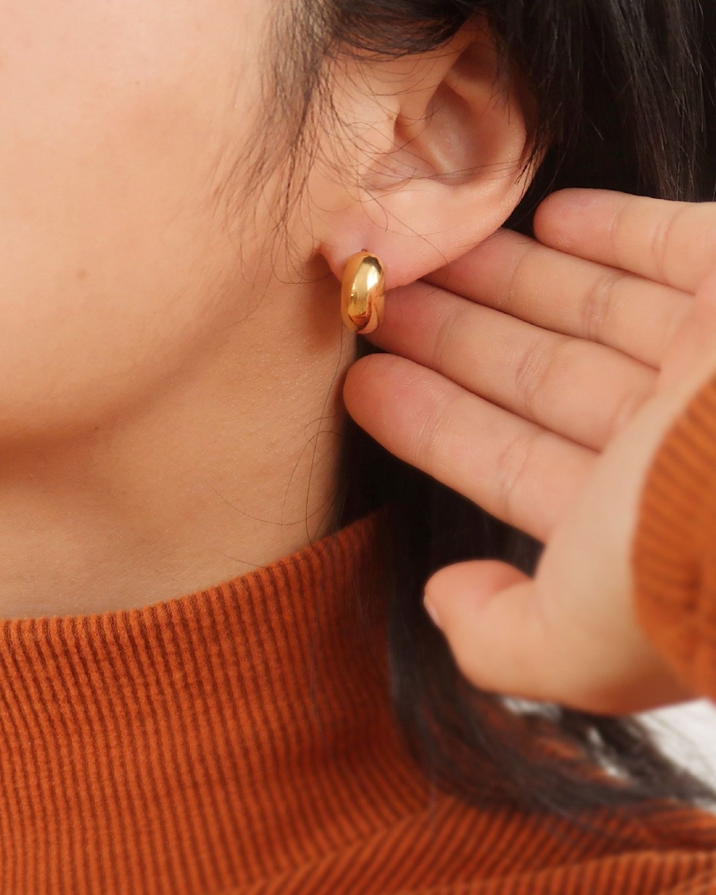 Gold_Huggie_Hoop_Earrings_2