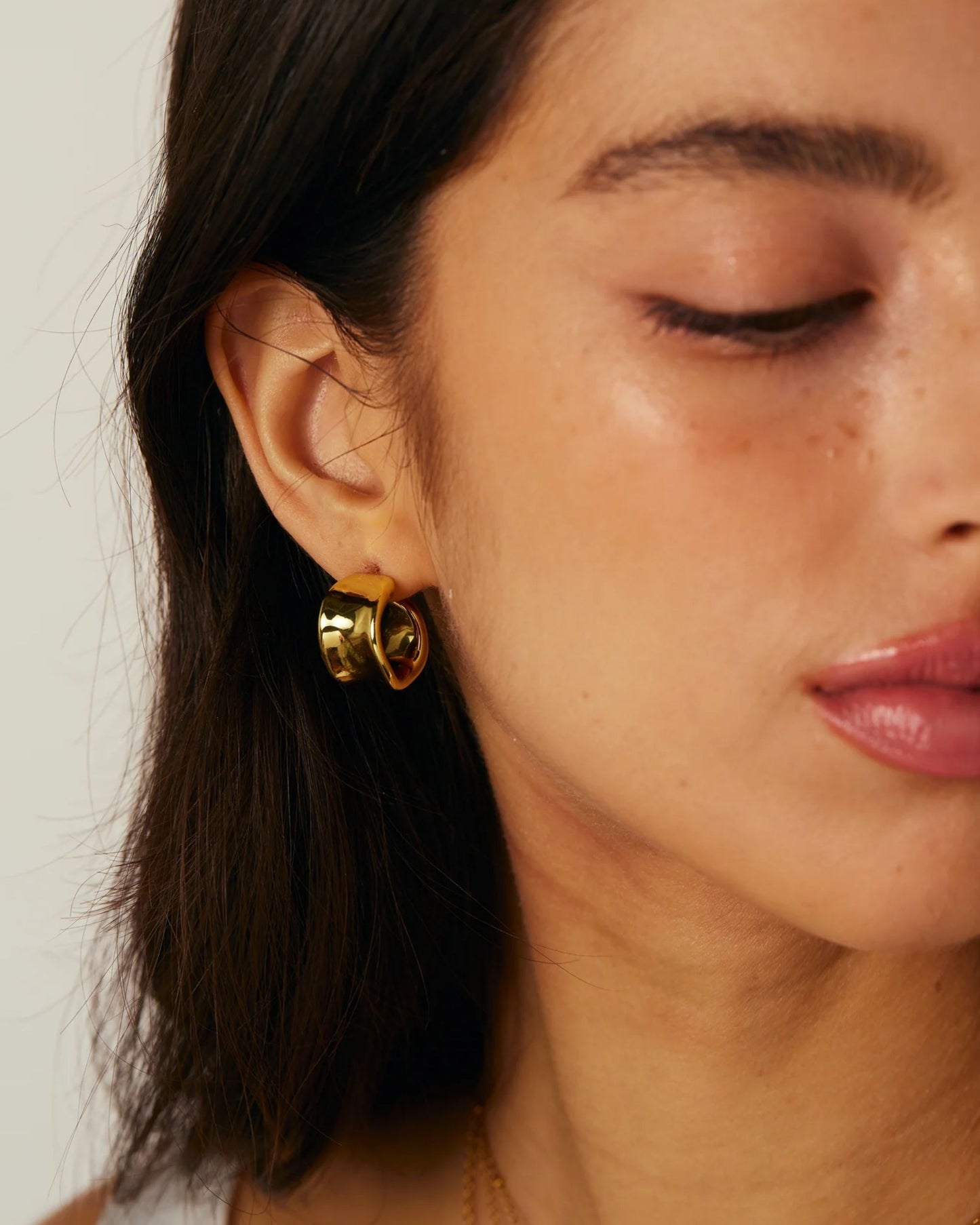 Gold_Isla_Hoop_Earrings_3