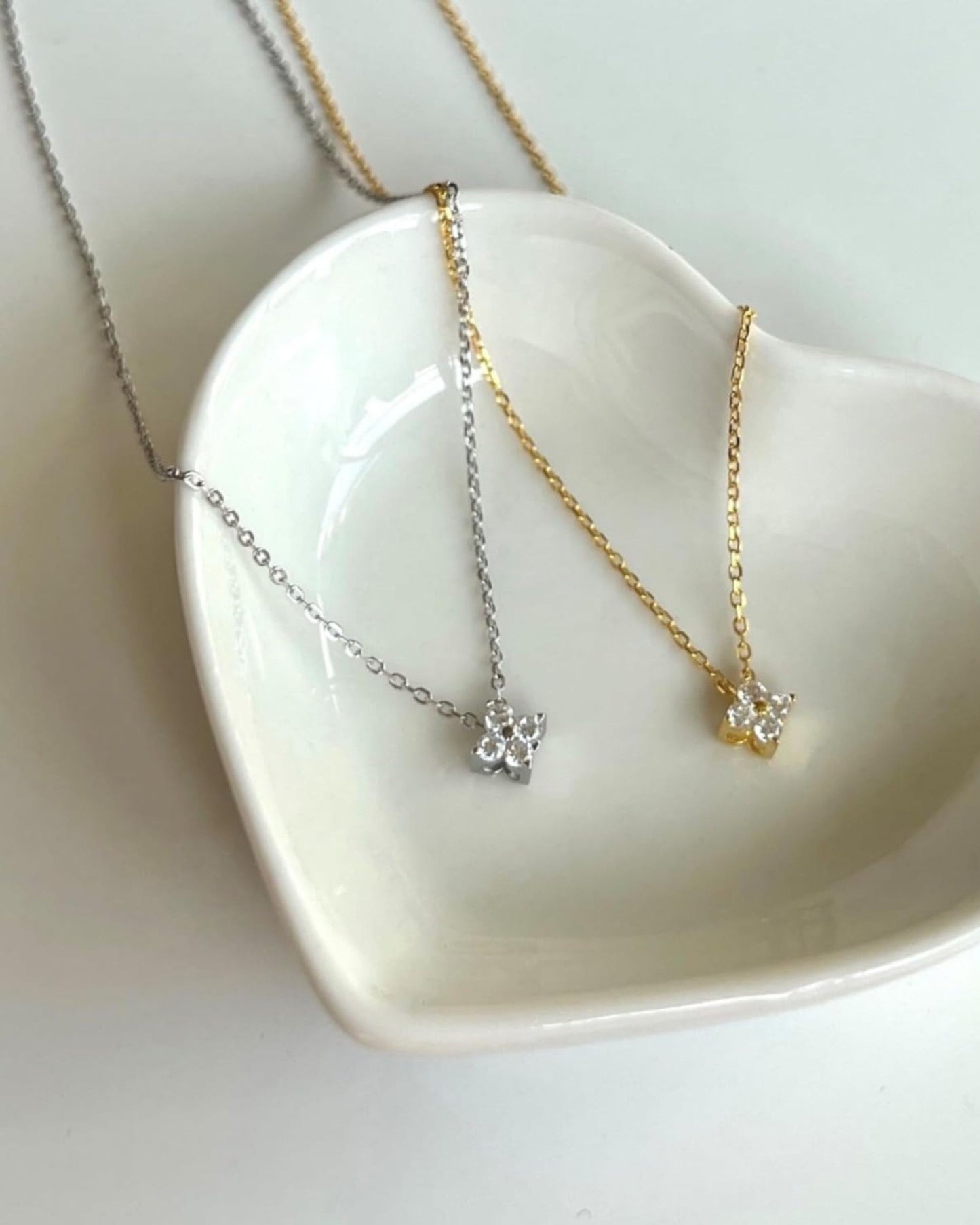Gold_Lucky_Clover_Pendant_Necklace_4