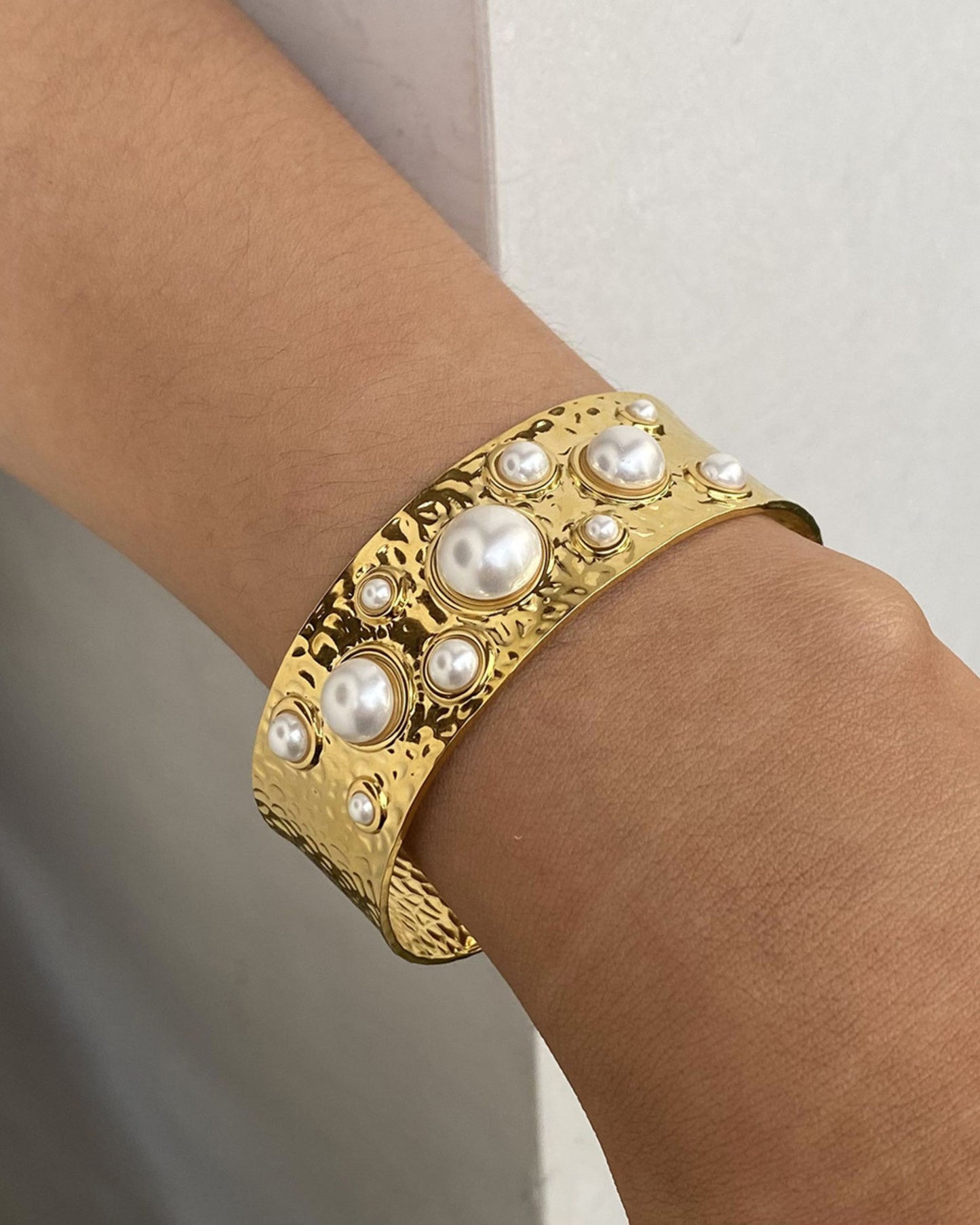Gold_Pearl_Embedded_Hammered_Bangle_4