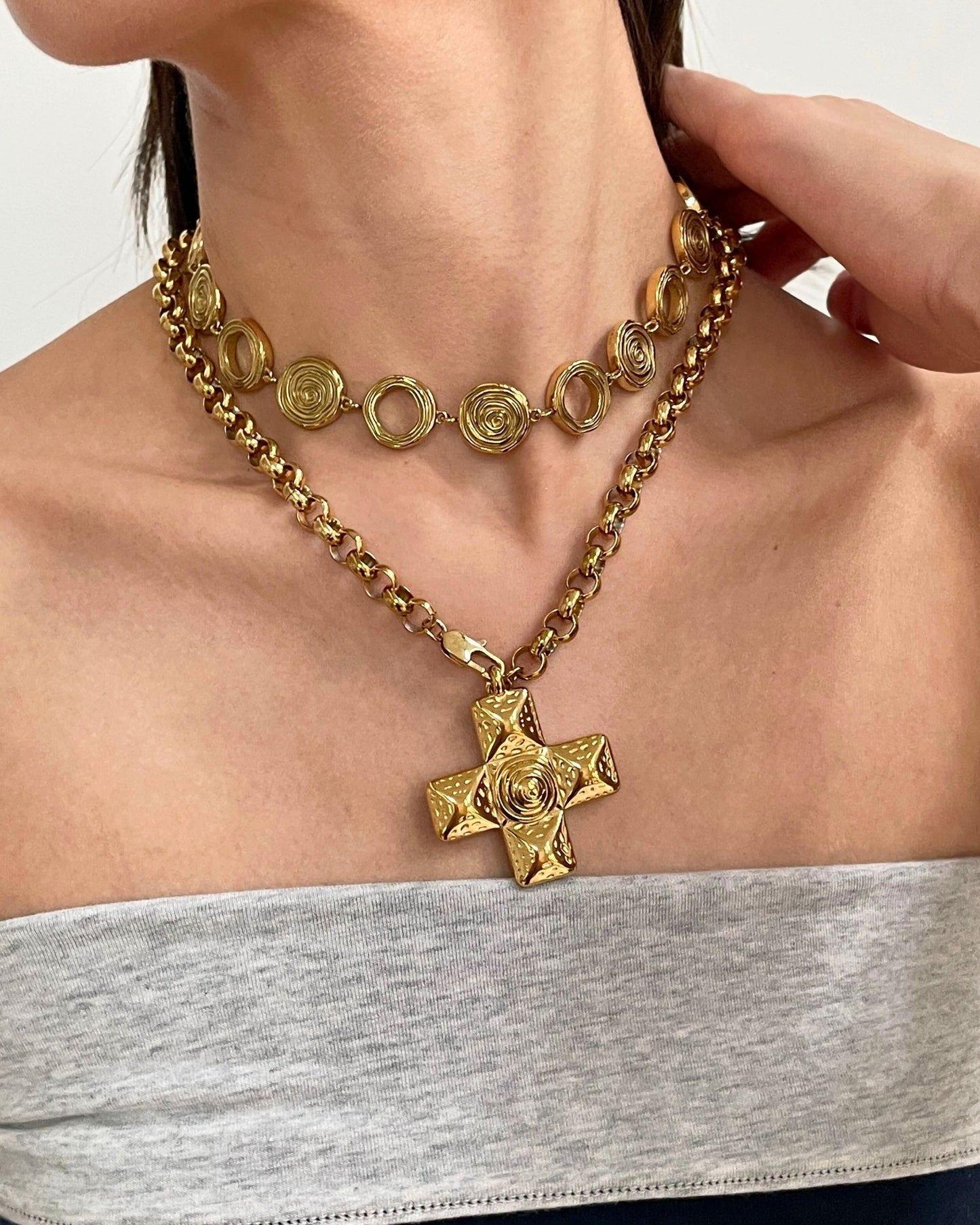 Gold_Ripple_Cross_Necklace_2