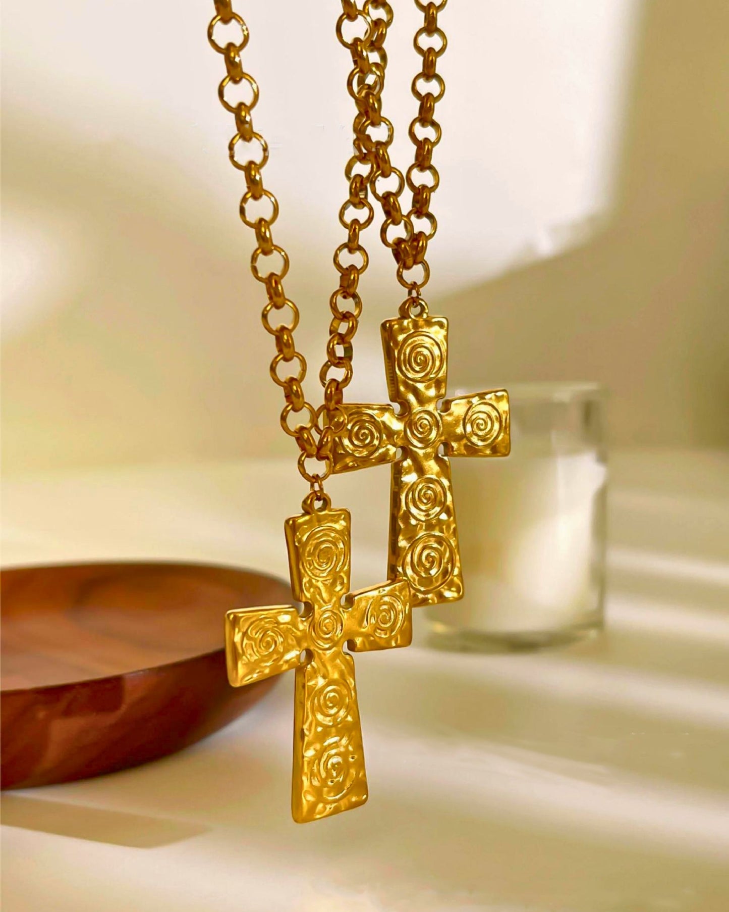 Gold_Shell_Cross_Pendant_Necklace_3