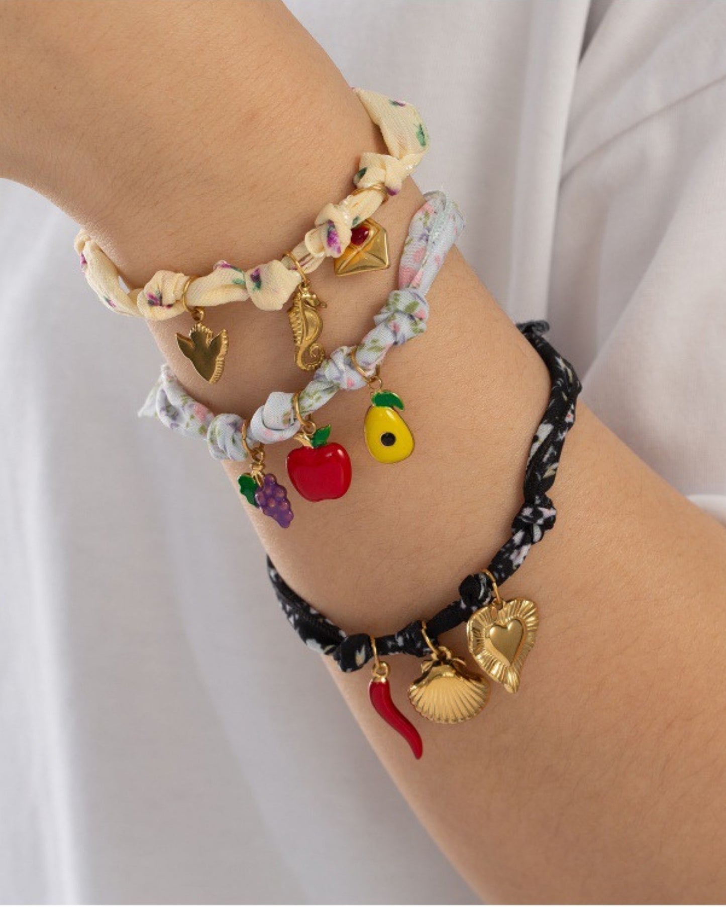 Gold_Shell_Heart_Cord_Bracelet_2