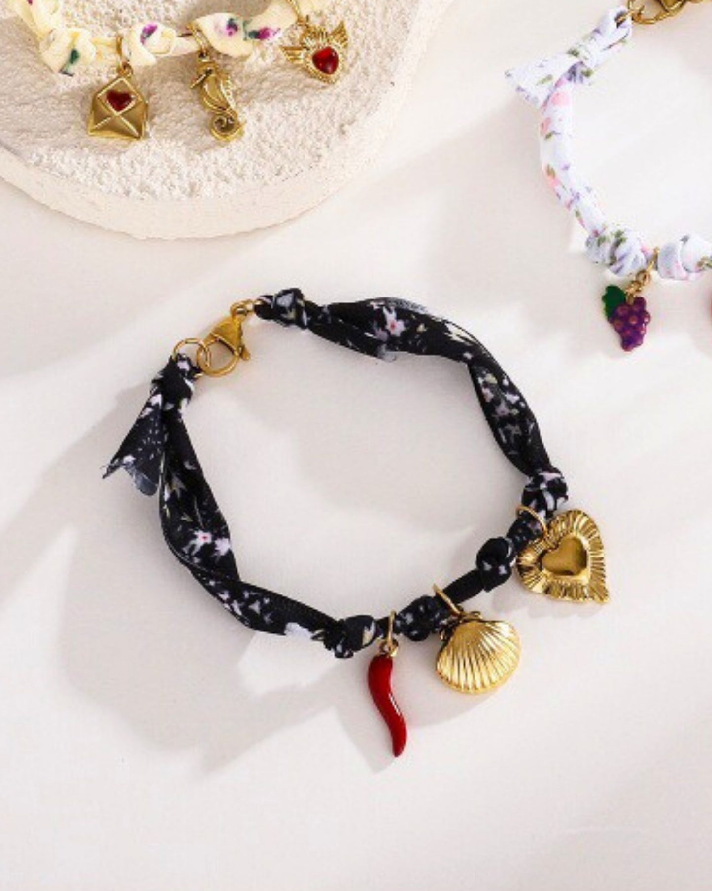 Gold_Shell_Heart_Cord_Bracelet_3