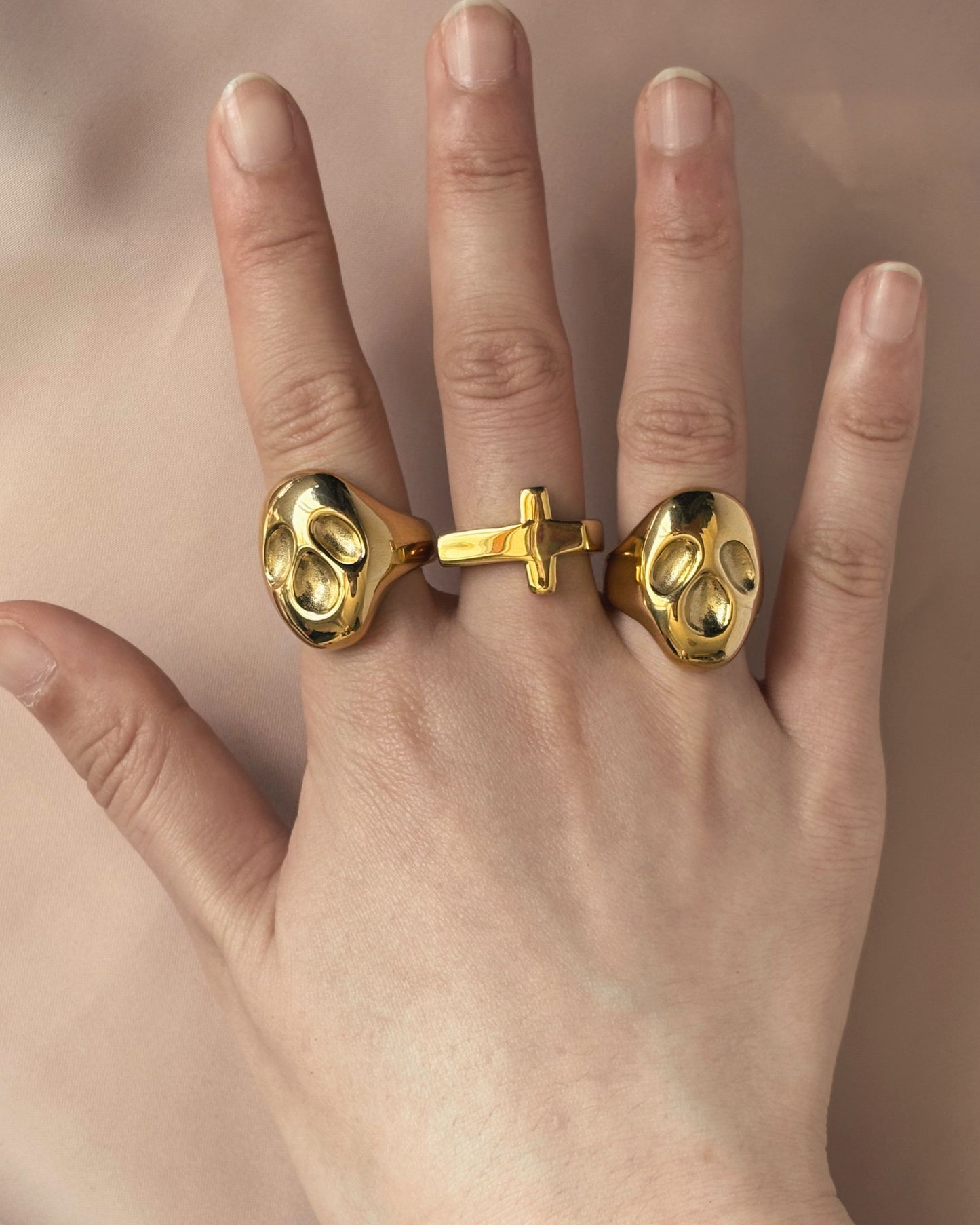 Gold_Skull_s_Kiss_Ring_6