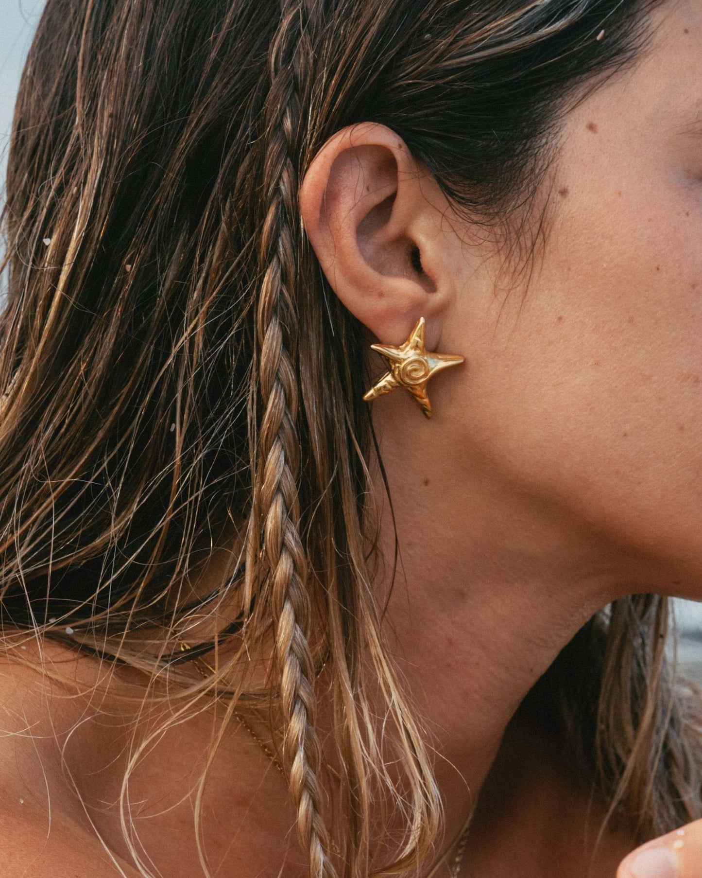 Gold_Starfish_Whirl_Earrings_3