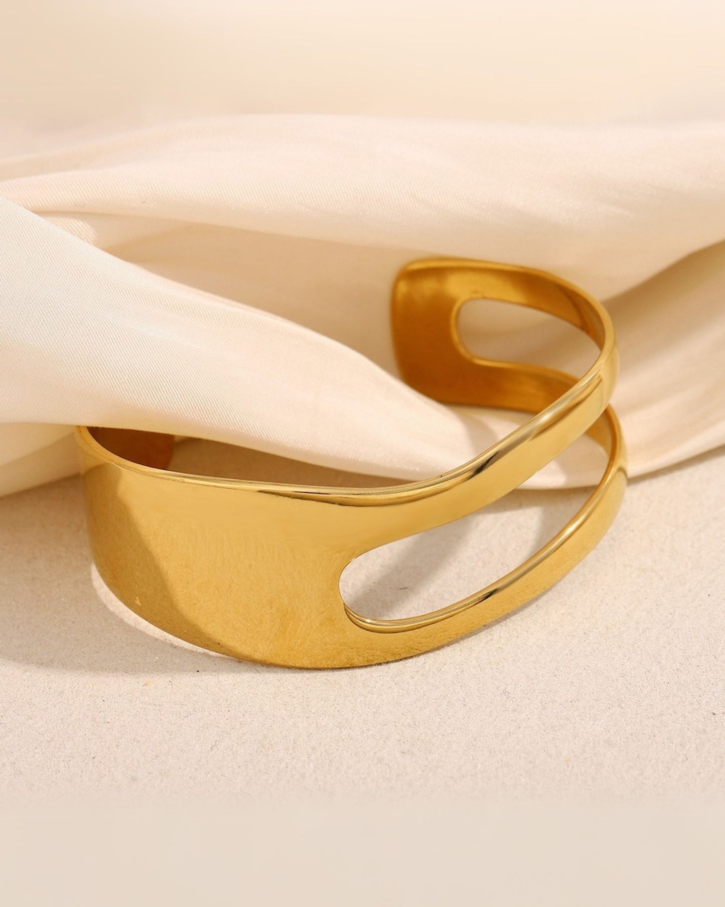 Gold_Stream_Curve_Bracelet_3