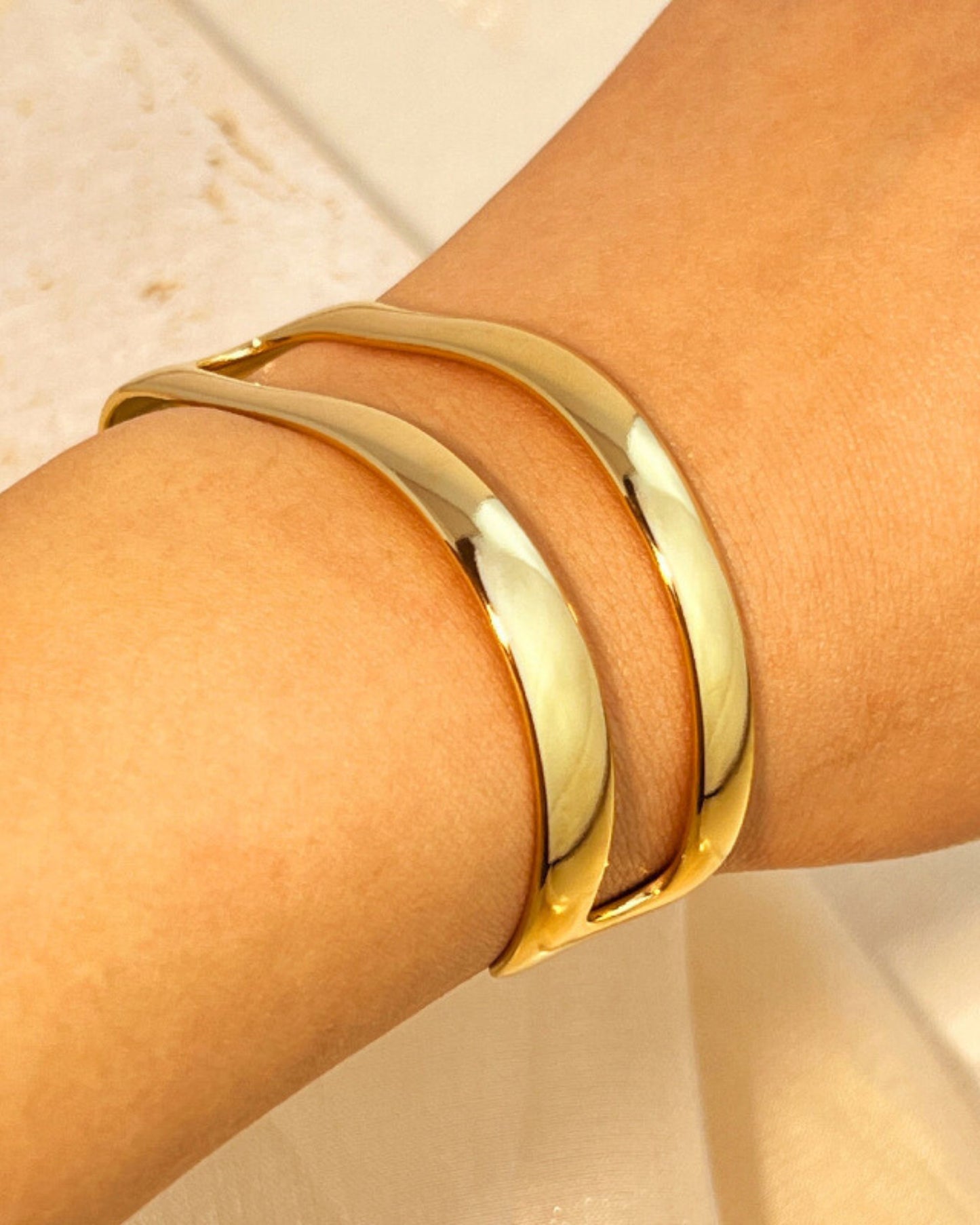 Gold_Stream_Curve_Bracelet_5