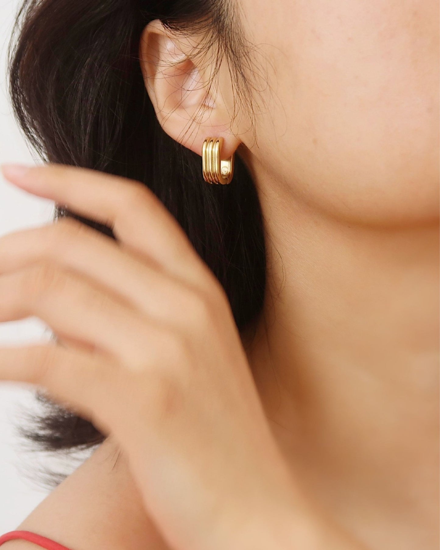 Gold_Stripe_Hoop_Earrings_2