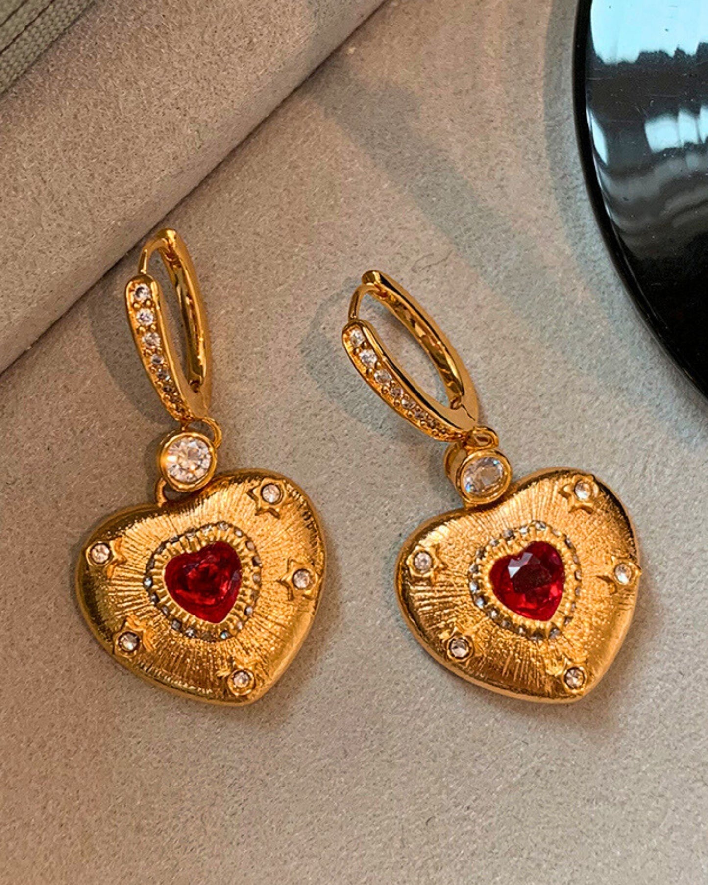 Gold_Versailles_Drop_Earring_1