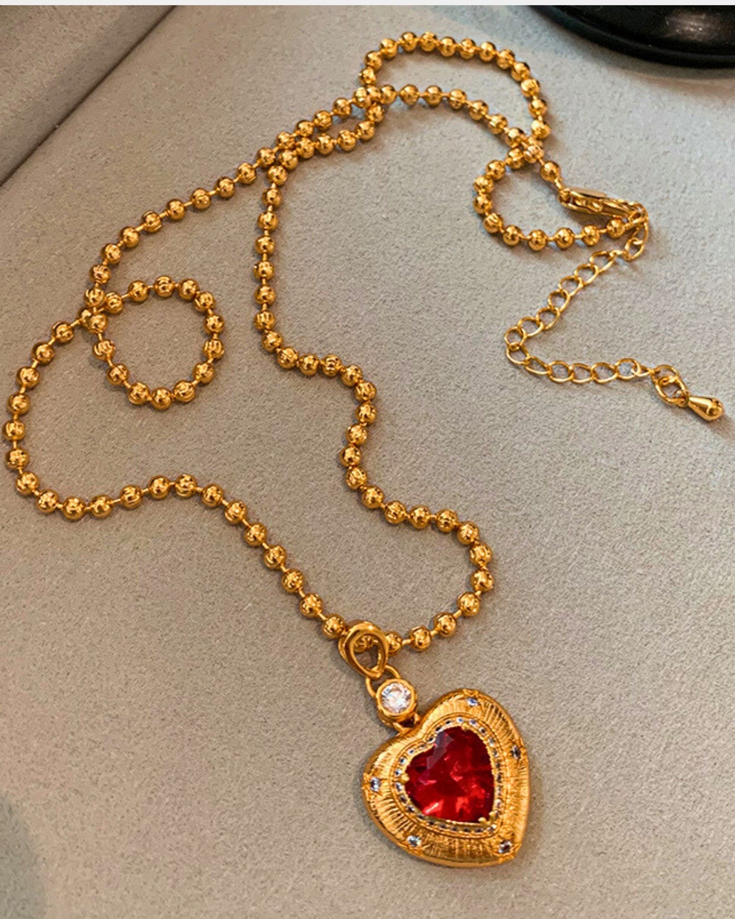 Gold_Versailles_Heart_Necklace_2