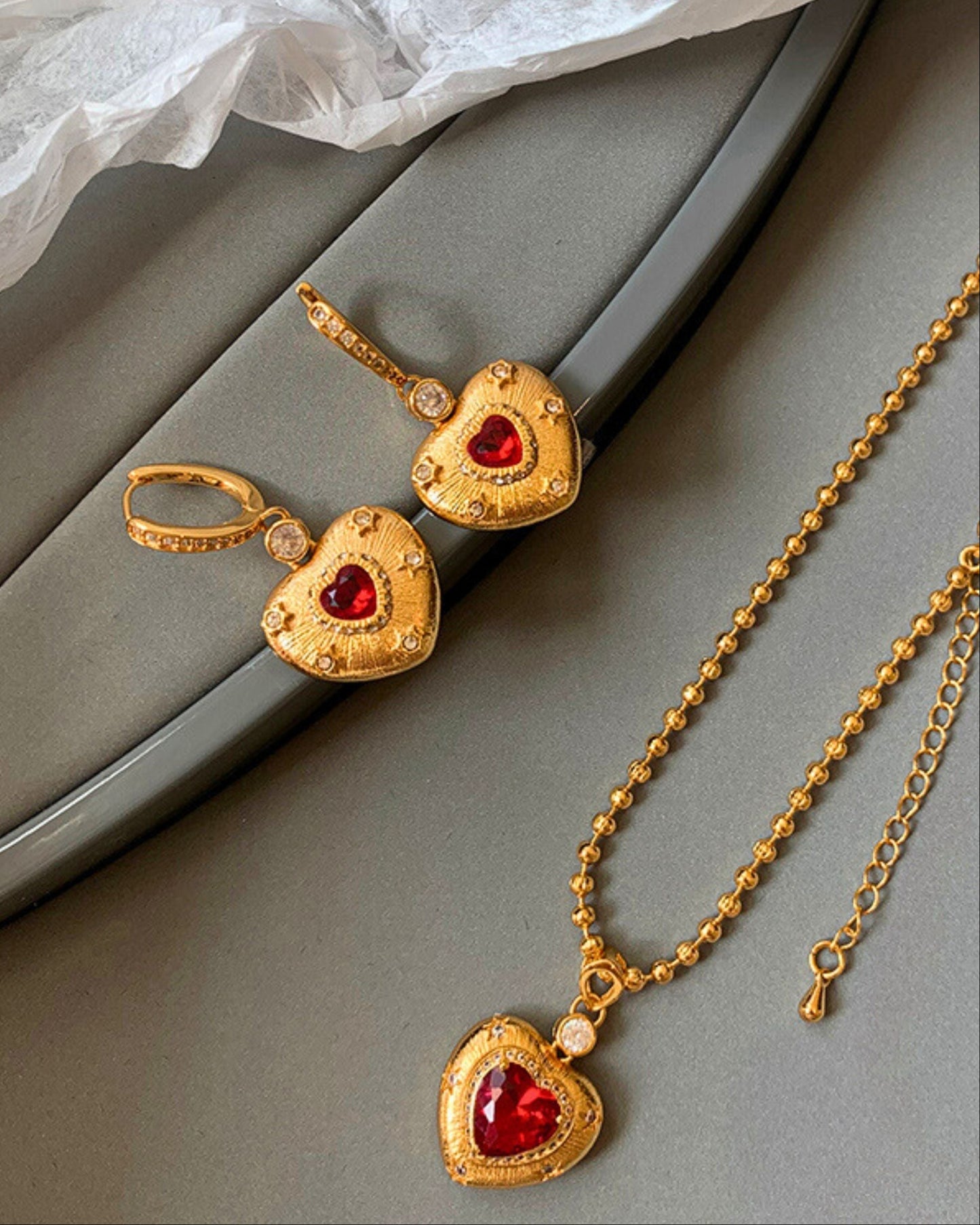 Gold_Versailles_Heart_Necklace_3
