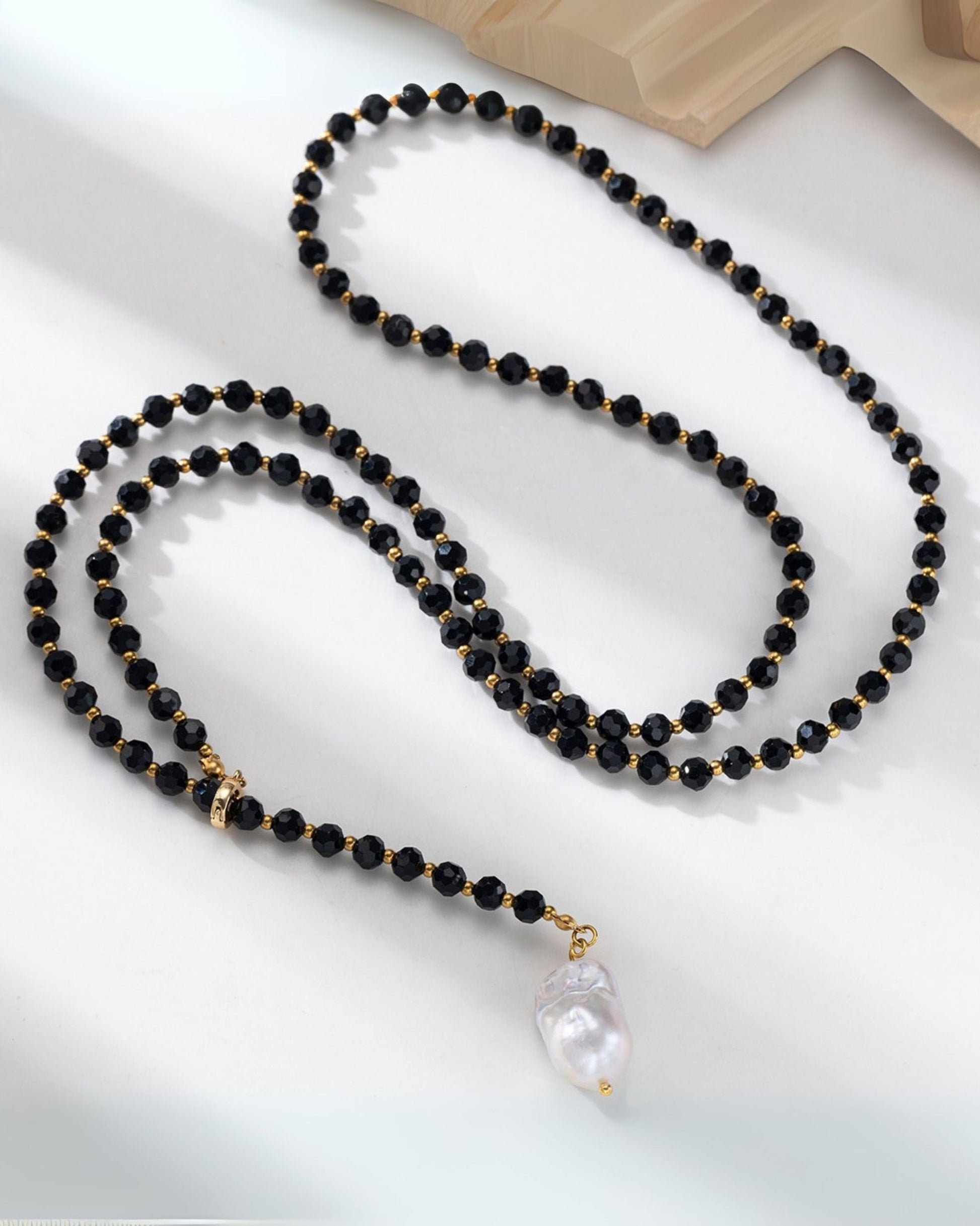 Gold_Black_Bead_Pearl_Necklace_2