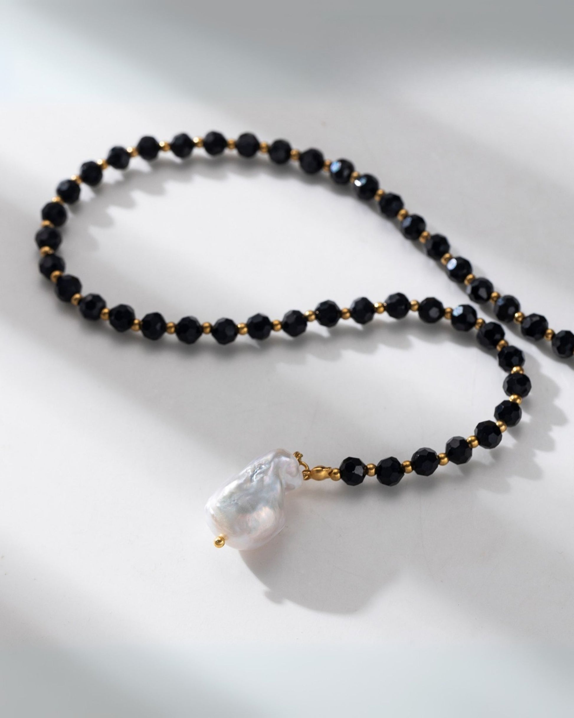 Gold_Black_Bead_Pearl_Necklace_3