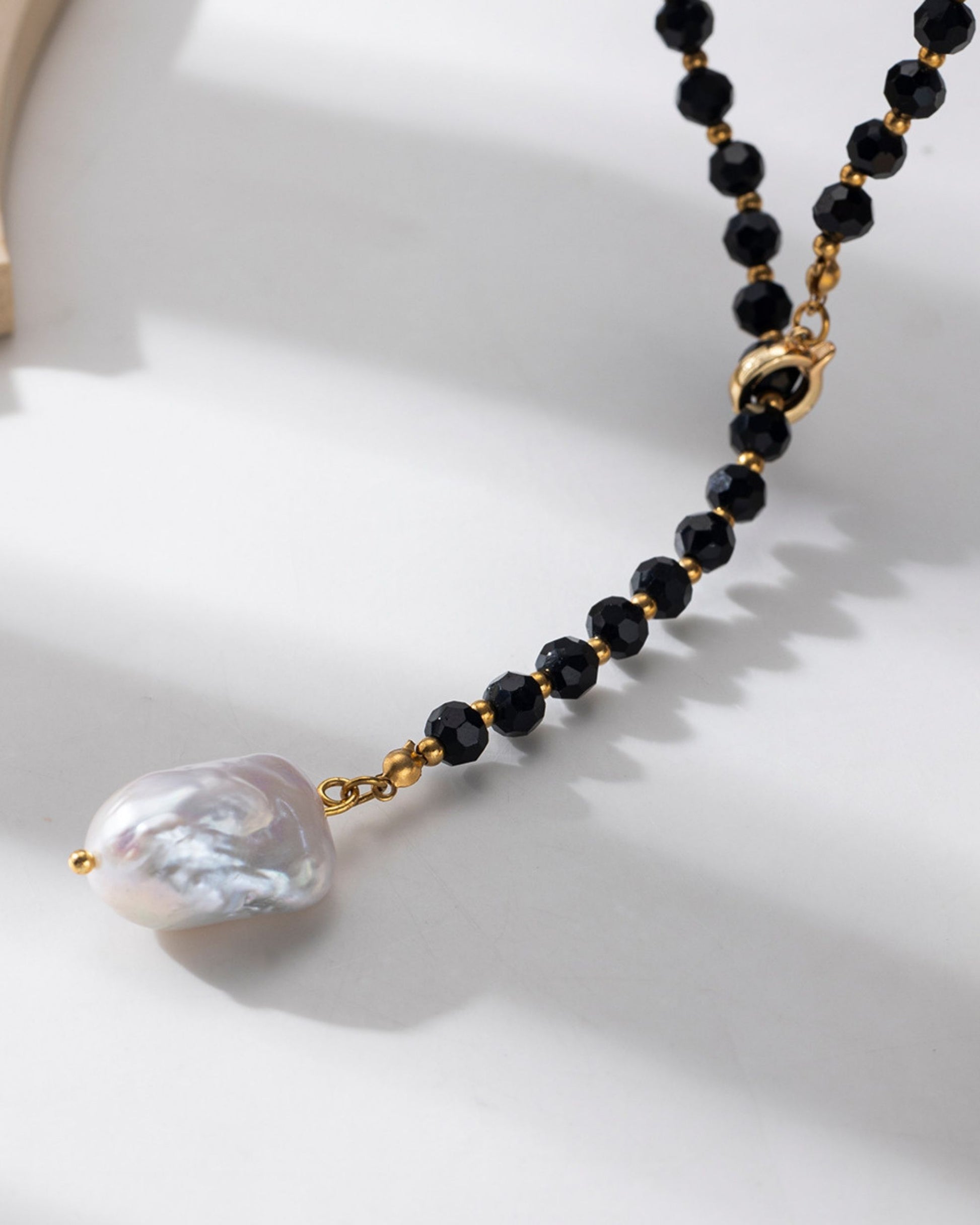 Gold_Black_Bead_Pearl_Necklace_4