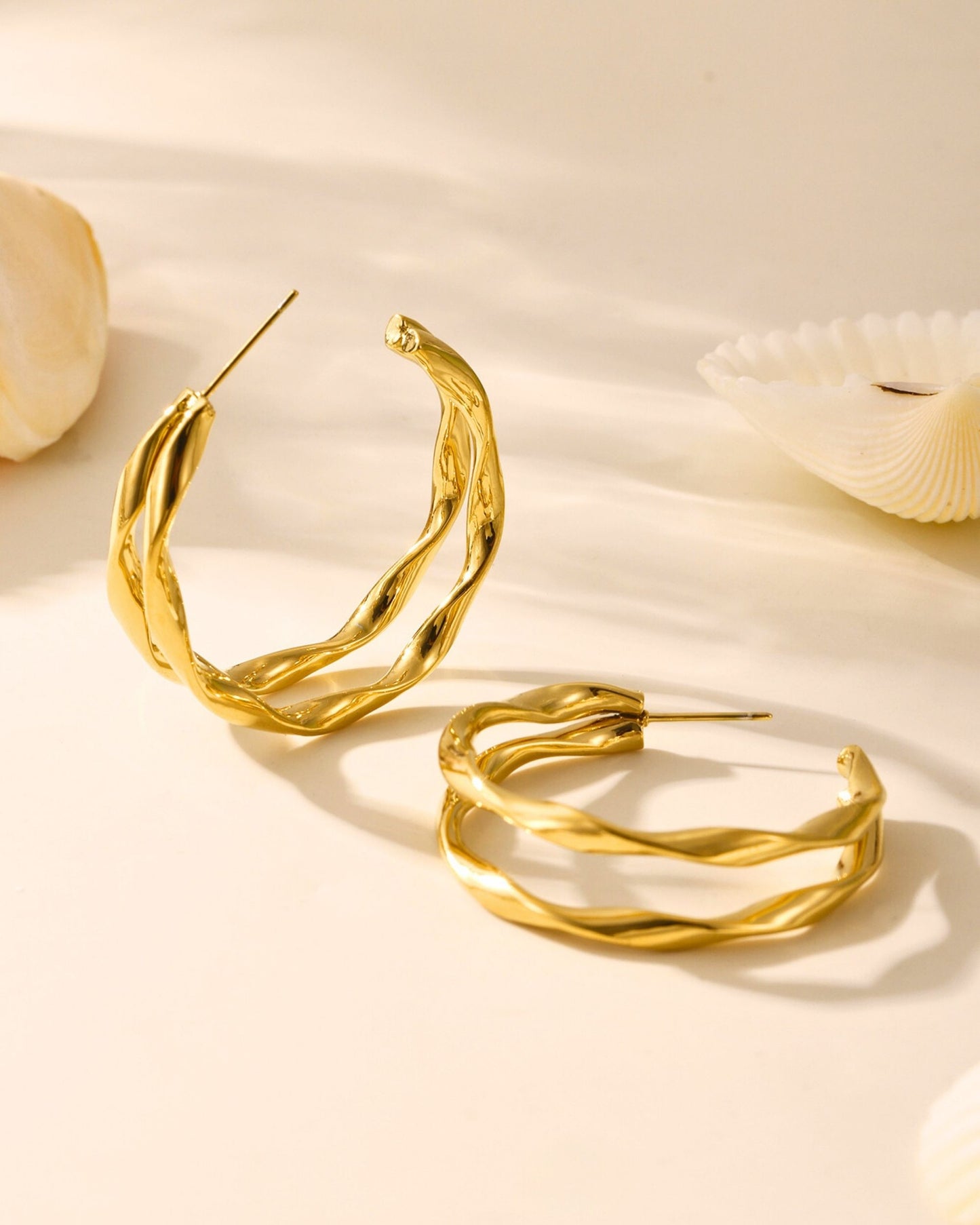 Gold_Clueless_Curve_Earrings_3