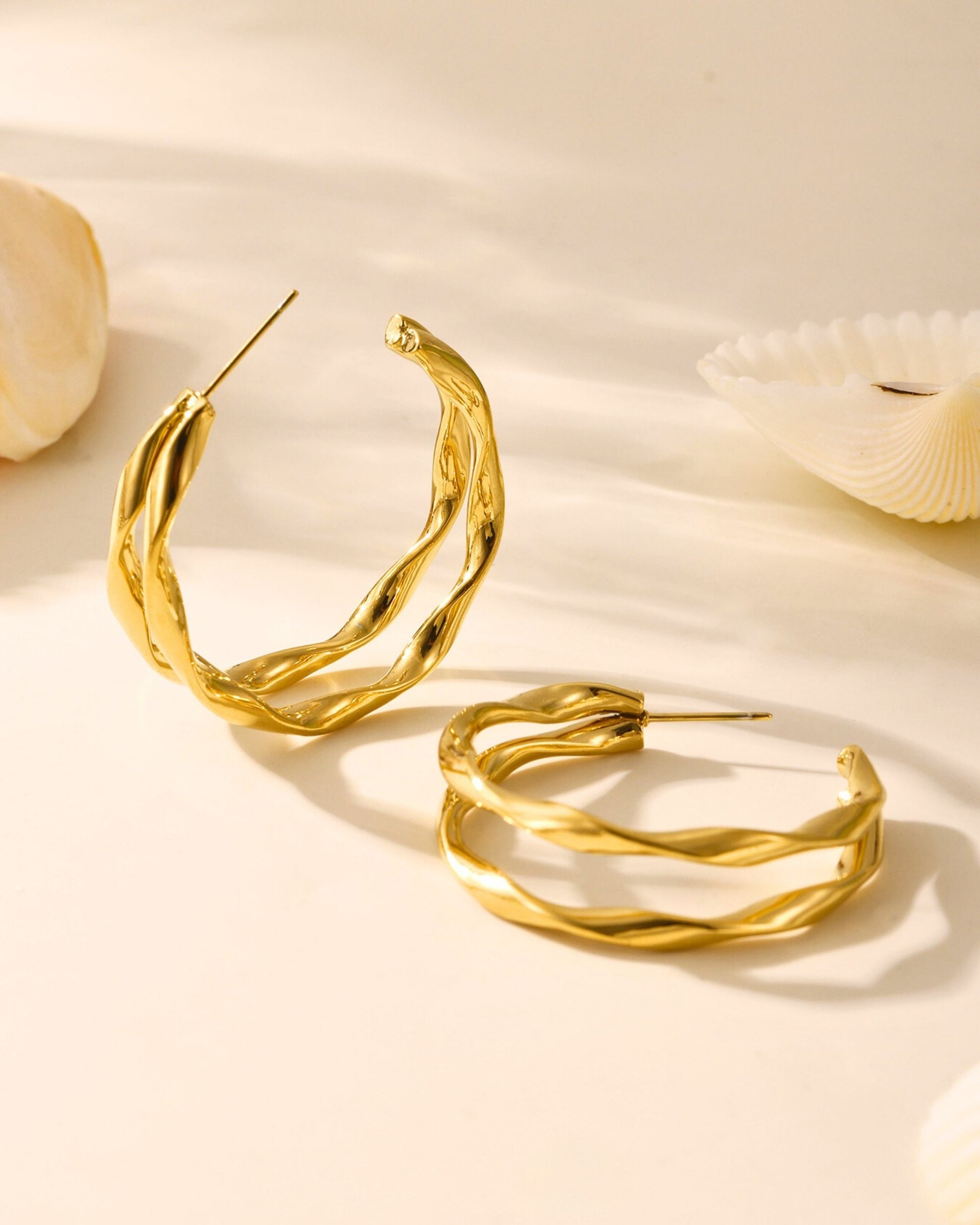 Gold_Clueless_Curve_Earrings_3