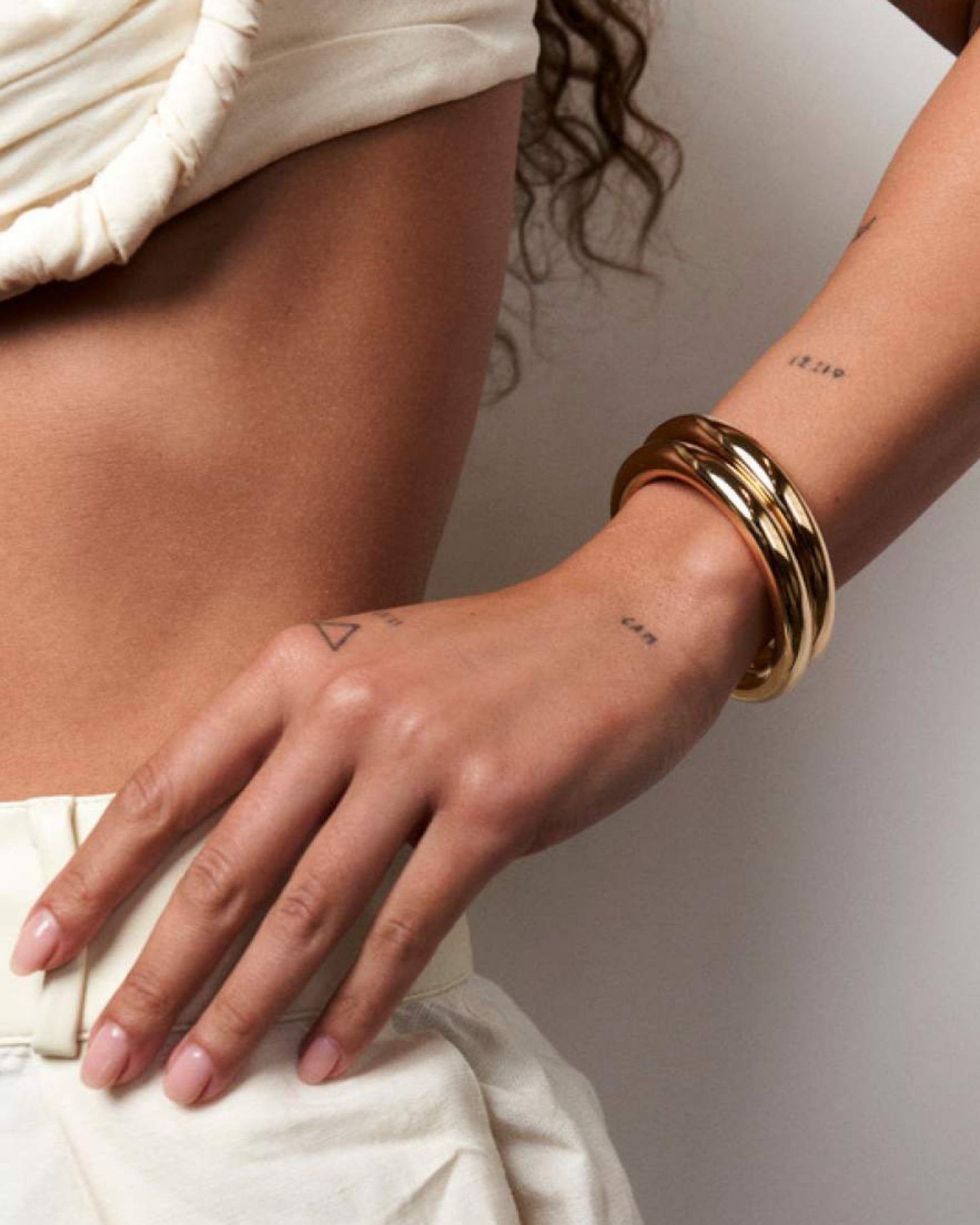 Gold_Elise_Line_Bangle_4