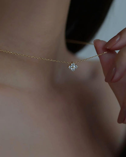 Gold_Lucky_Clover_Pendant_Necklace_3