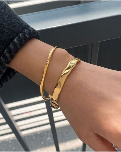 Gold_Nora_Flow_Bangle_2