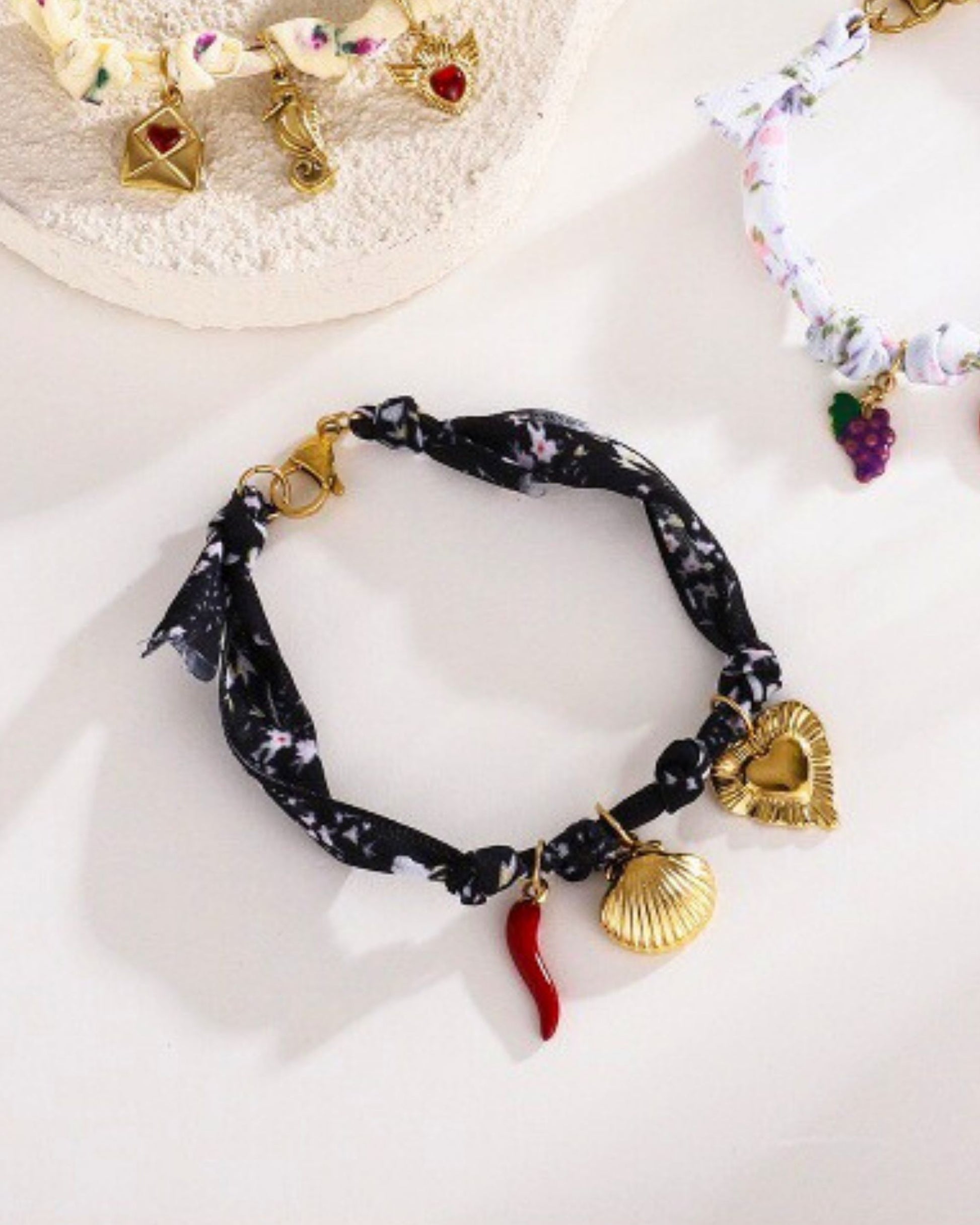 Gold_Shell_Heart_Cord_Bracelet_3