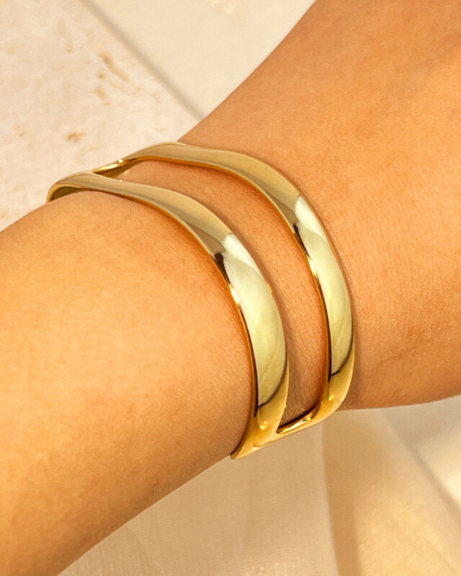 Gold_Stream_Curve_Bracelet_5