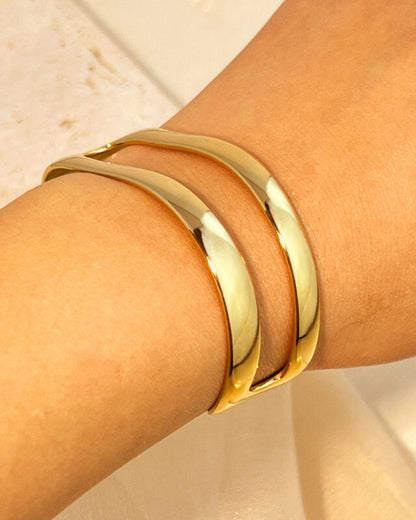 Gold_Stream_Curve_Bracelet_5