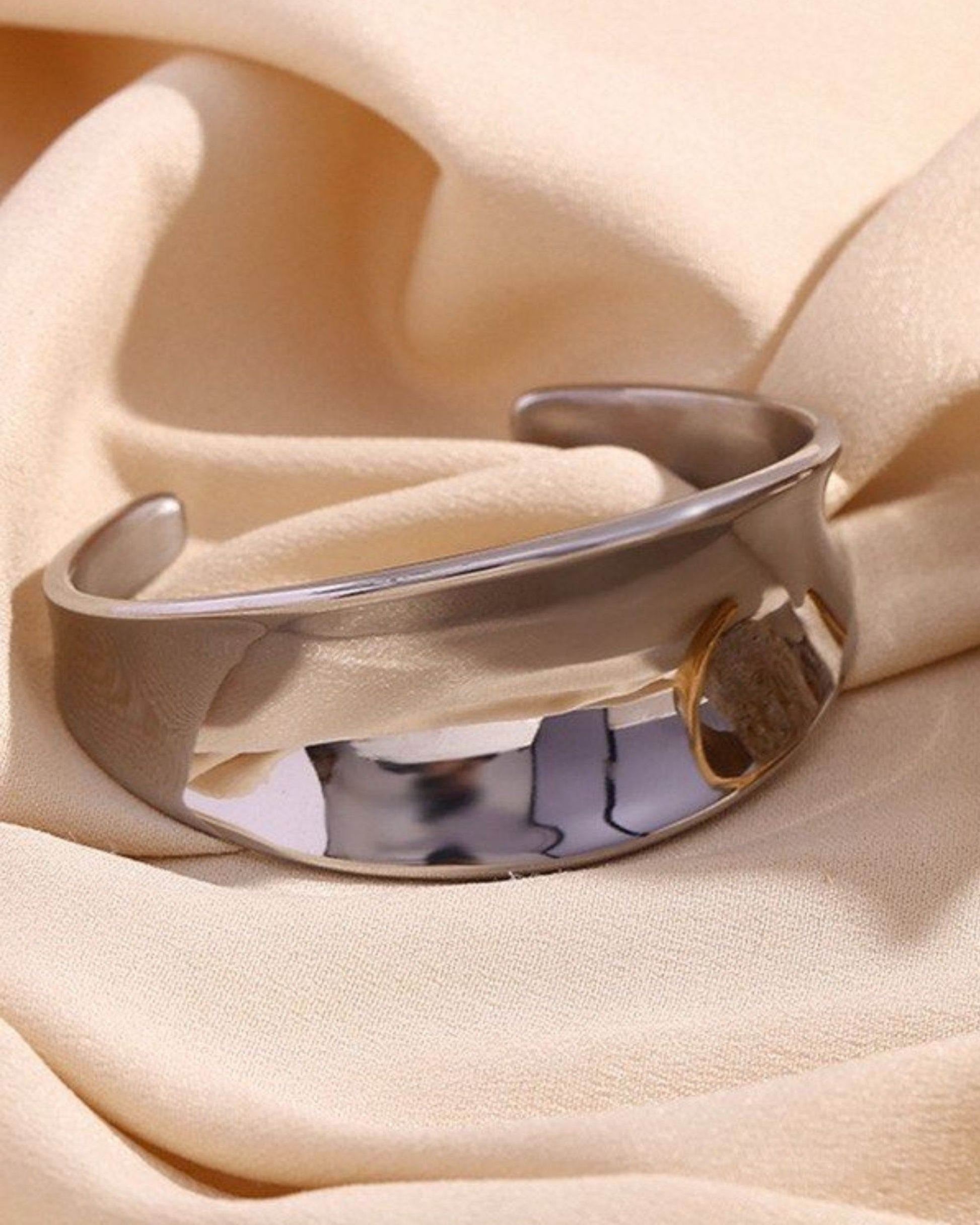 Siver_Solace_Arc_Bangle_3